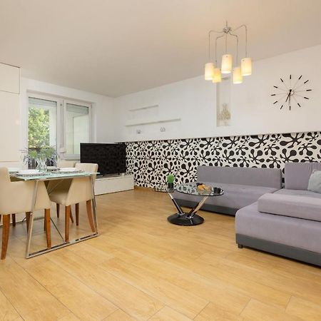 Metro Targowek Spacious Apartment With Parking By Noclegi Renters Varsó Kültér fotó