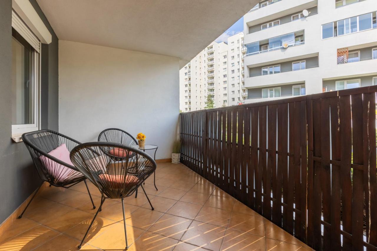 Metro Targowek Spacious Apartment With Parking By Noclegi Renters Varsó Kültér fotó
