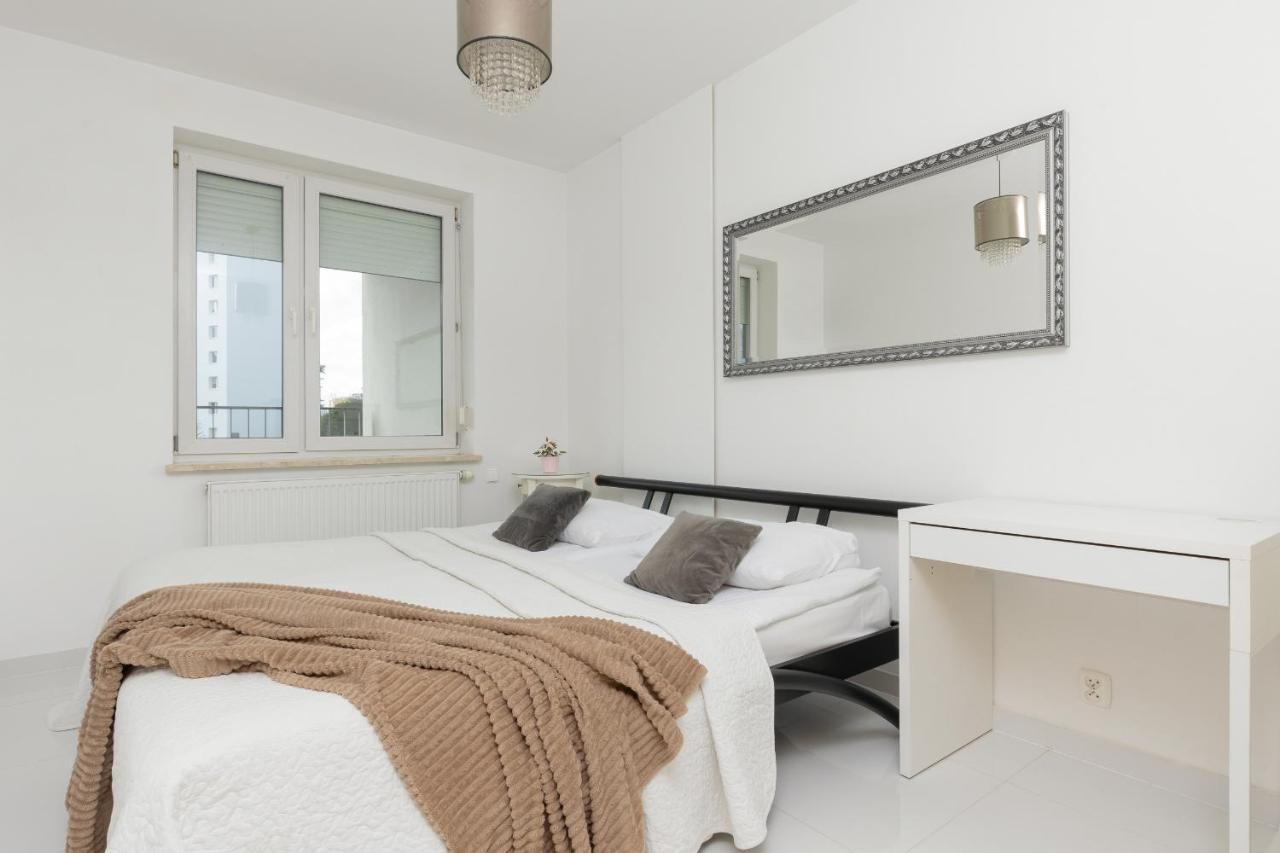 Metro Targowek Spacious Apartment With Parking By Noclegi Renters Varsó Kültér fotó