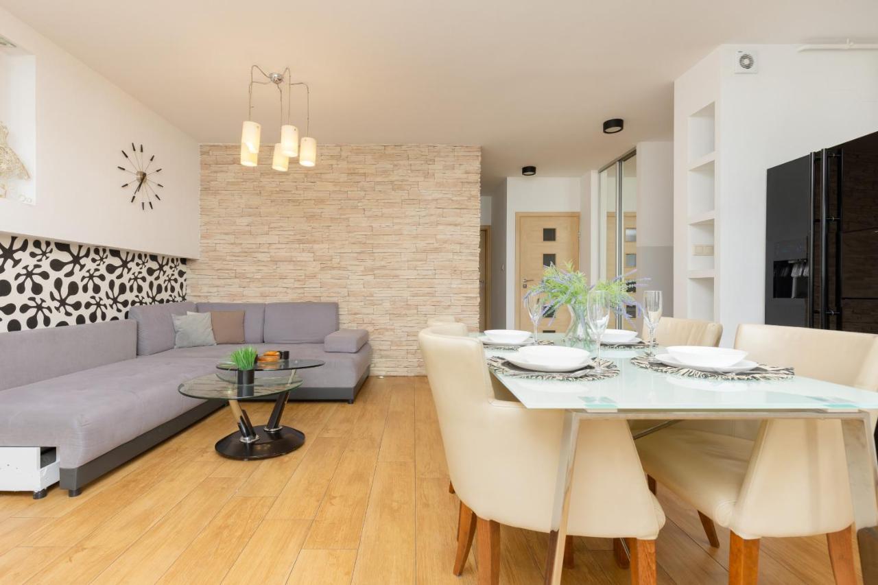 Metro Targowek Spacious Apartment With Parking By Noclegi Renters Varsó Kültér fotó