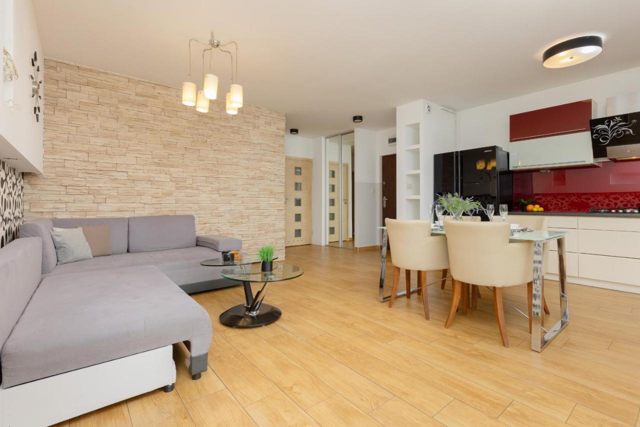 Metro Targowek Spacious Apartment With Parking By Noclegi Renters Varsó Kültér fotó