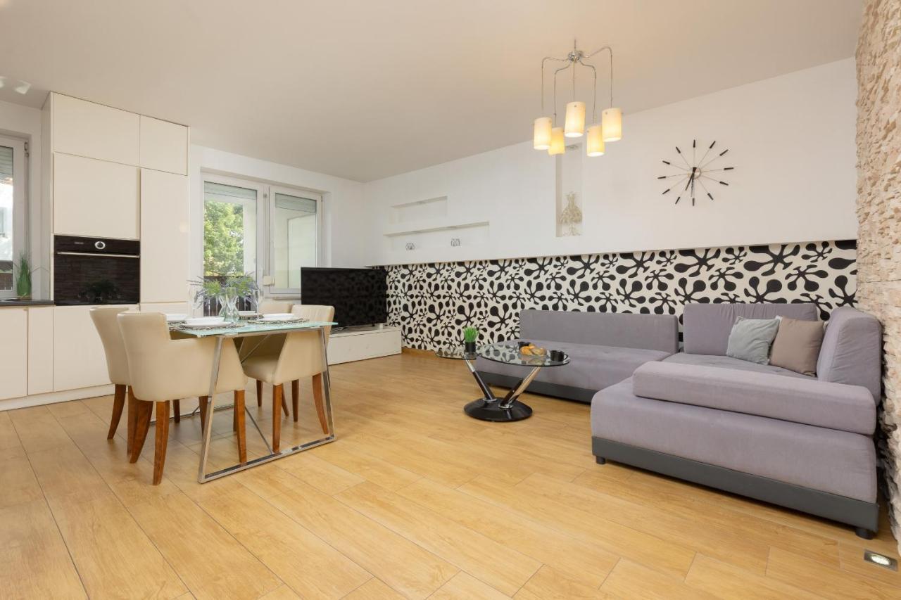 Metro Targowek Spacious Apartment With Parking By Noclegi Renters Varsó Kültér fotó