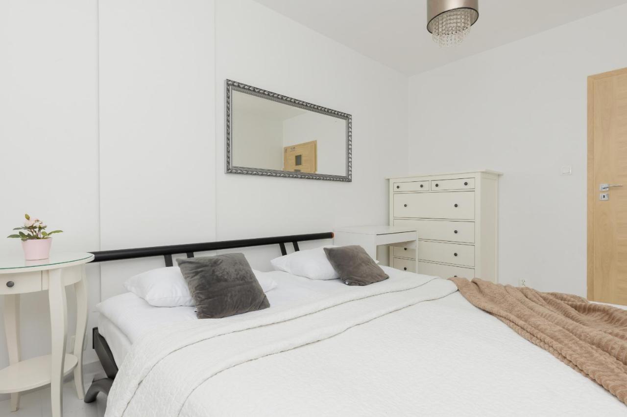 Metro Targowek Spacious Apartment With Parking By Noclegi Renters Varsó Kültér fotó